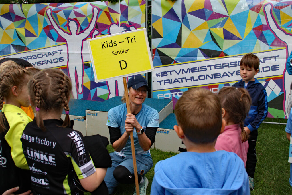 Dieses Bild hat ein leeres Alt-Attribut. Der Dateiname ist 2024_stadttriathlon_erding_die_grossen_kleinen-1024x683.jpg