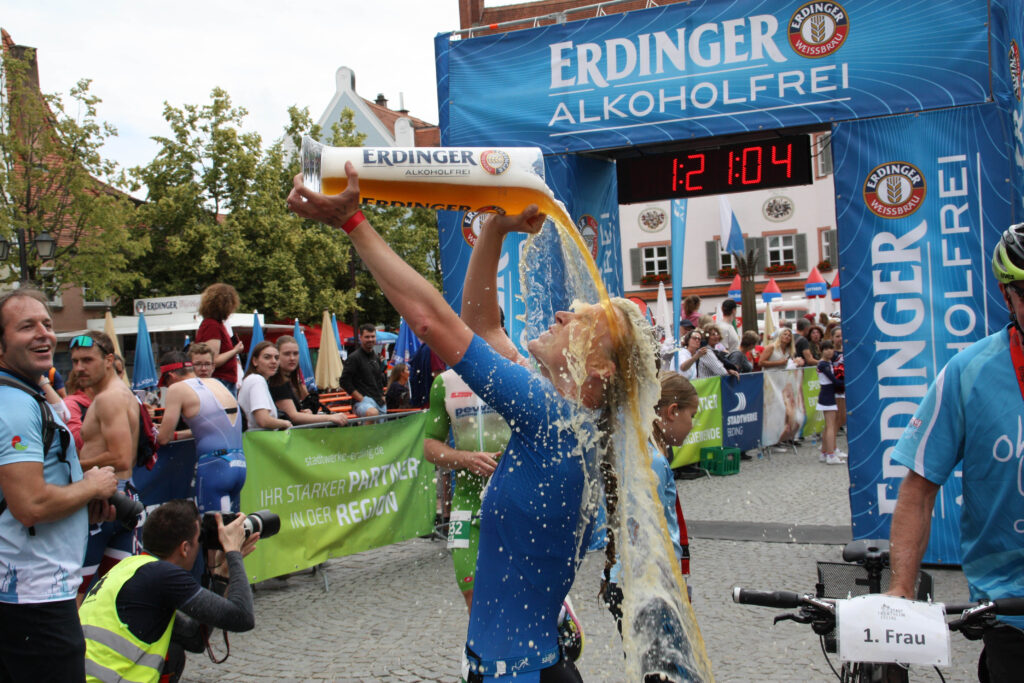 Dieses Bild hat ein leeres Alt-Attribut. Der Dateiname ist 2024_stadttriathlon_erding_erdinger_dusche-1024x683.jpg