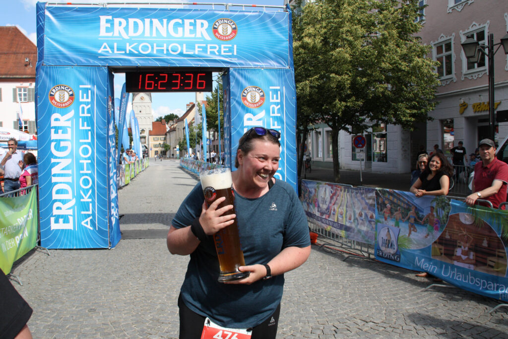 Dieses Bild hat ein leeres Alt-Attribut. Der Dateiname ist 2024_stadttriathlon_erding_letzte_finisherinOD-1024x683.jpg