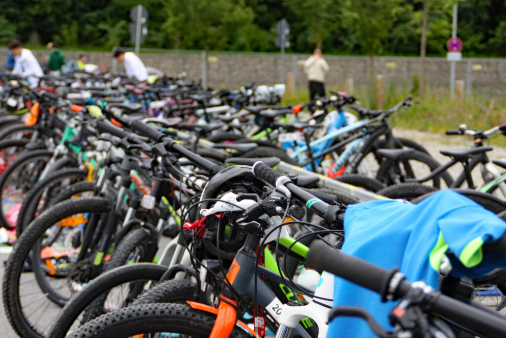 Dieses Bild hat ein leeres Alt-Attribut. Der Dateiname ist 2024_stadttriathlon_erding_voll_wechselzone-1024x683.jpg