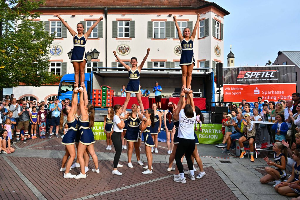 Die Show-Einlagen der Erdinger Bulls Cheerleader sorgten auch für artistische Höhepunkte