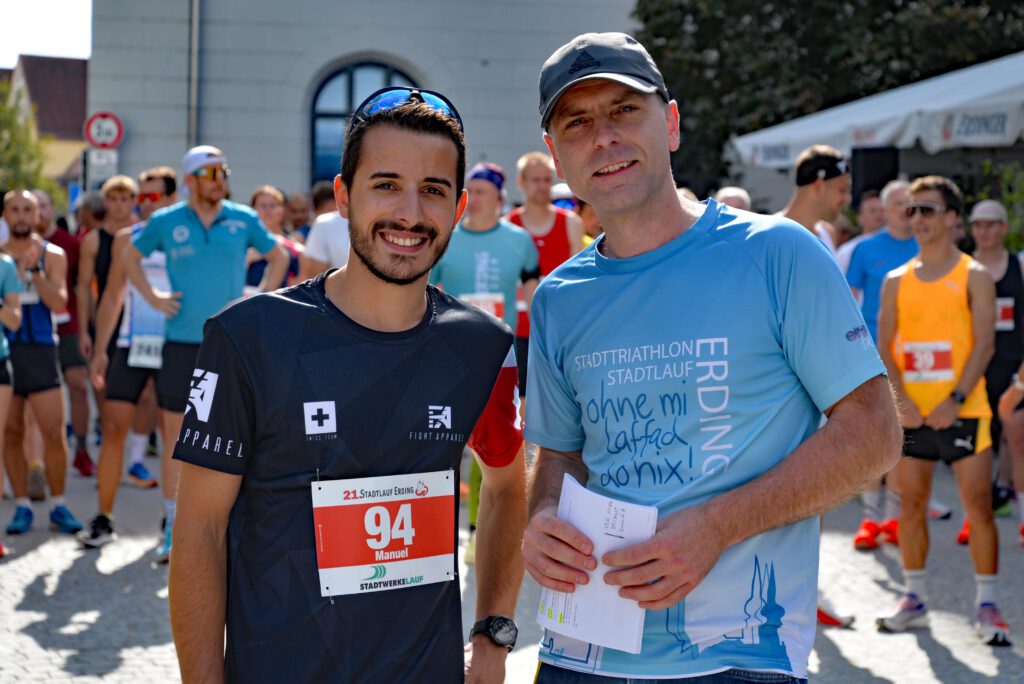 Gewinner der Startplatzverlosung beim Inferno-Triathlon, Manuel Beugger (links) zusammen mit Sirko Papperitz (Geschäftsführer Trisport Erding)