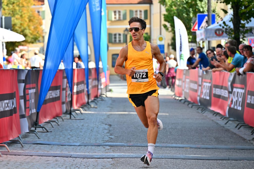 Tobias Beibl beim Start-Ziel-Sieg über die 5 Kilometer beim Stadtwerke-Lauf