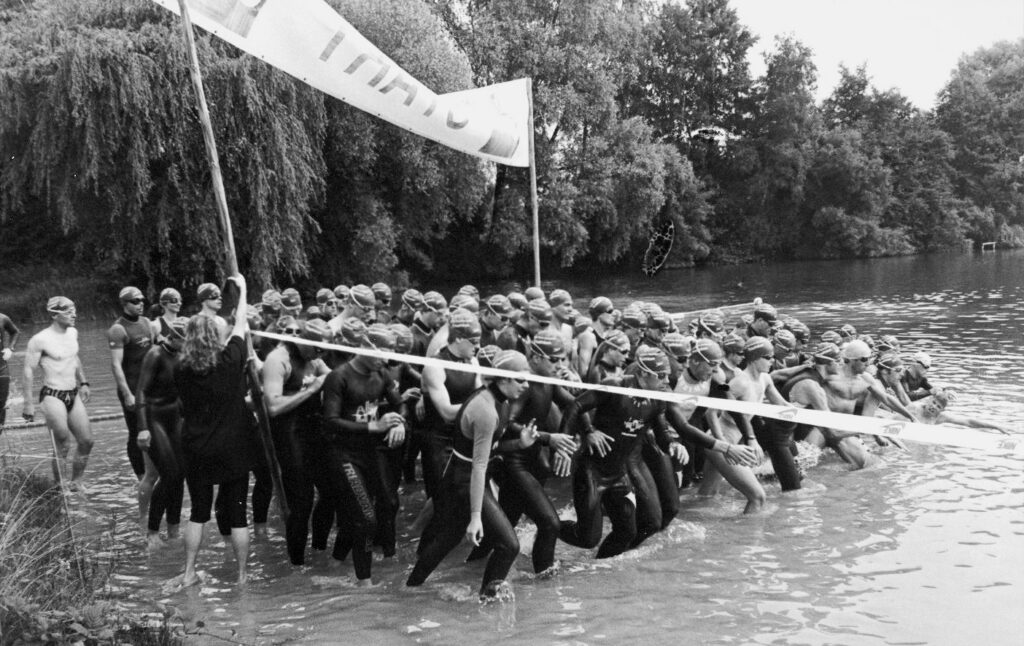 Die Geburtsstunde. Schwimmstart zum ersten Triathlon in Erding  (1993) am Wilflinger Weiher. 