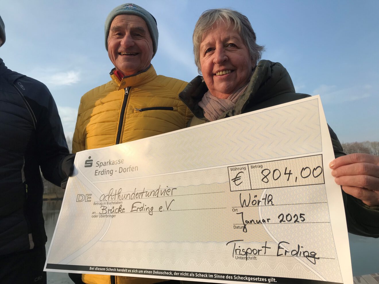 Kaltes Wasser, warme Herzen: Dreikönigsschwimmer spenden für Schulsozialarbeit