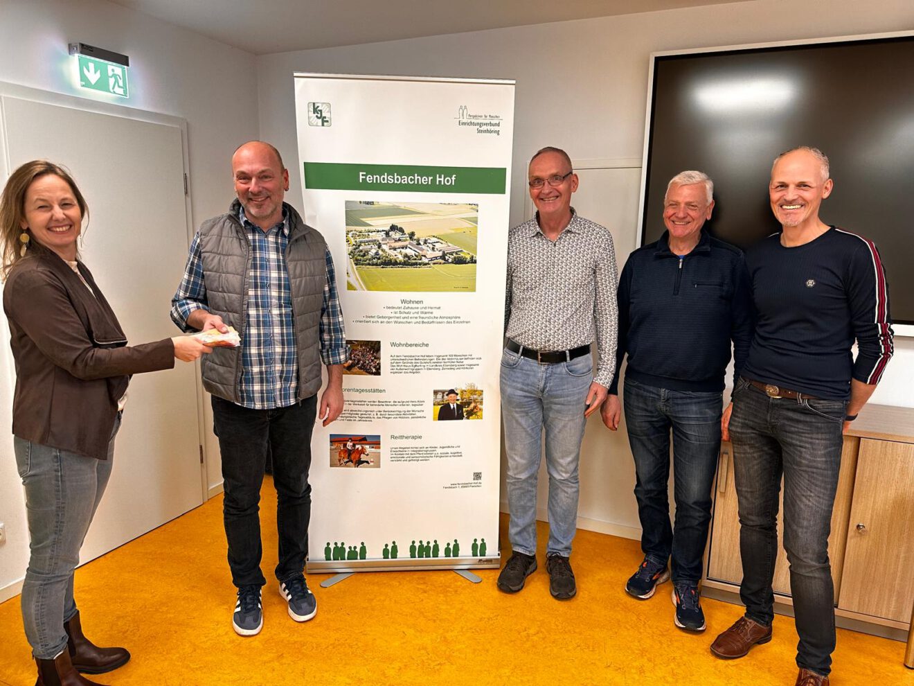 Laufeinsteiger des Trisport Erding übergeben Spende an den Fendsbacher Hof