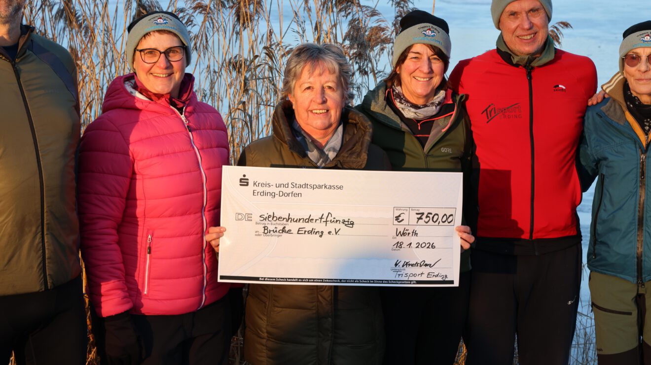 Winterbaden für einen guten Zweck - Dreikönigsschwimmer spenden für Schulsozialarbeit