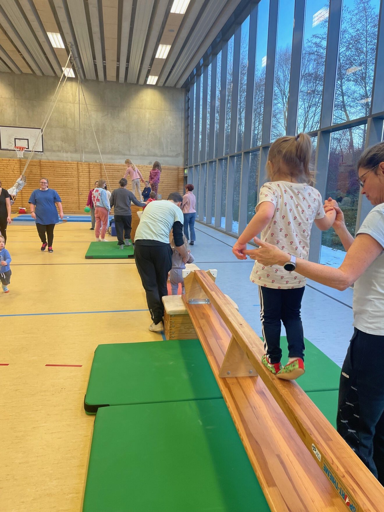 Mit dem Mattenwagen in die Garage - Eltern-Kind-Turnen bei Trisport Erding