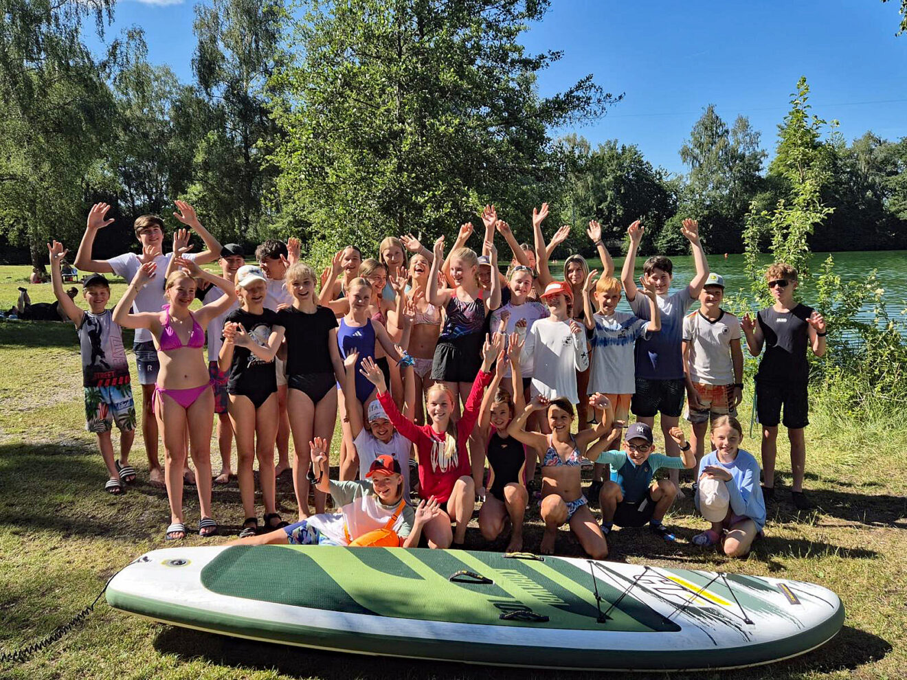 Pumpen, paddeln, Pizza schlemmen: Die TriKids auf großer SUP-Safari